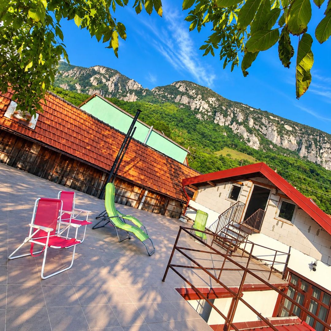 Casă cu grădină, saună și ciubăr în Băile Herculane | 2 zone de locuit - imaginea 3