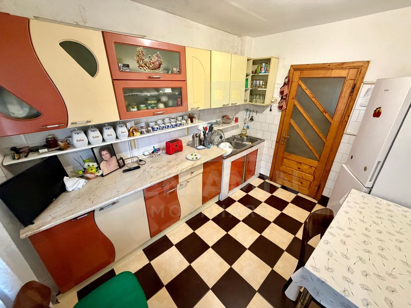 4 camere decomandate - Craiovita Noua - etaj 2 cu 2 bai - bloc 1982 - - imaginea 3