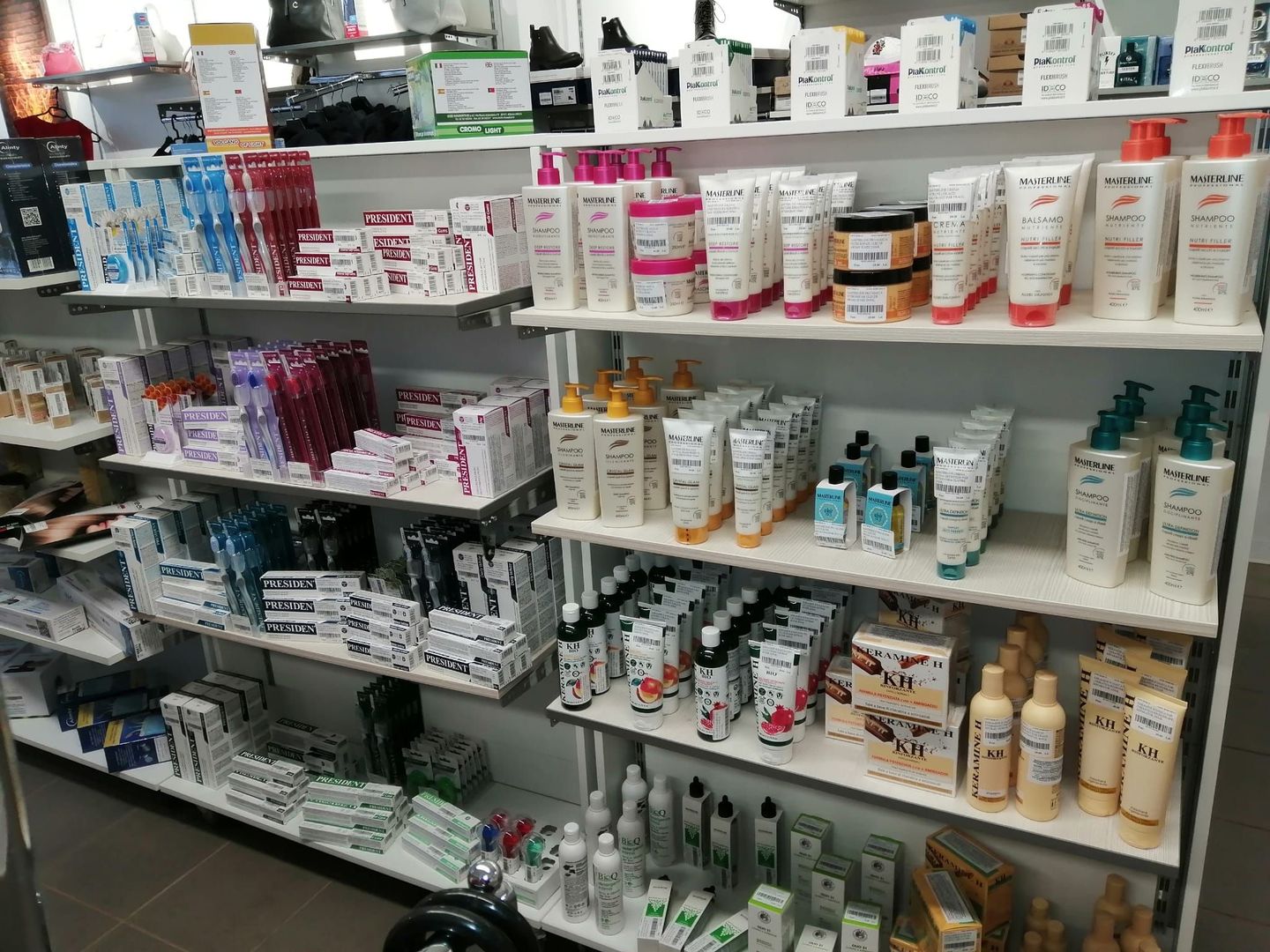 Spațiu comercial 200 mp ultracentral singurul vad pietonal 100% Roman - imaginea 18