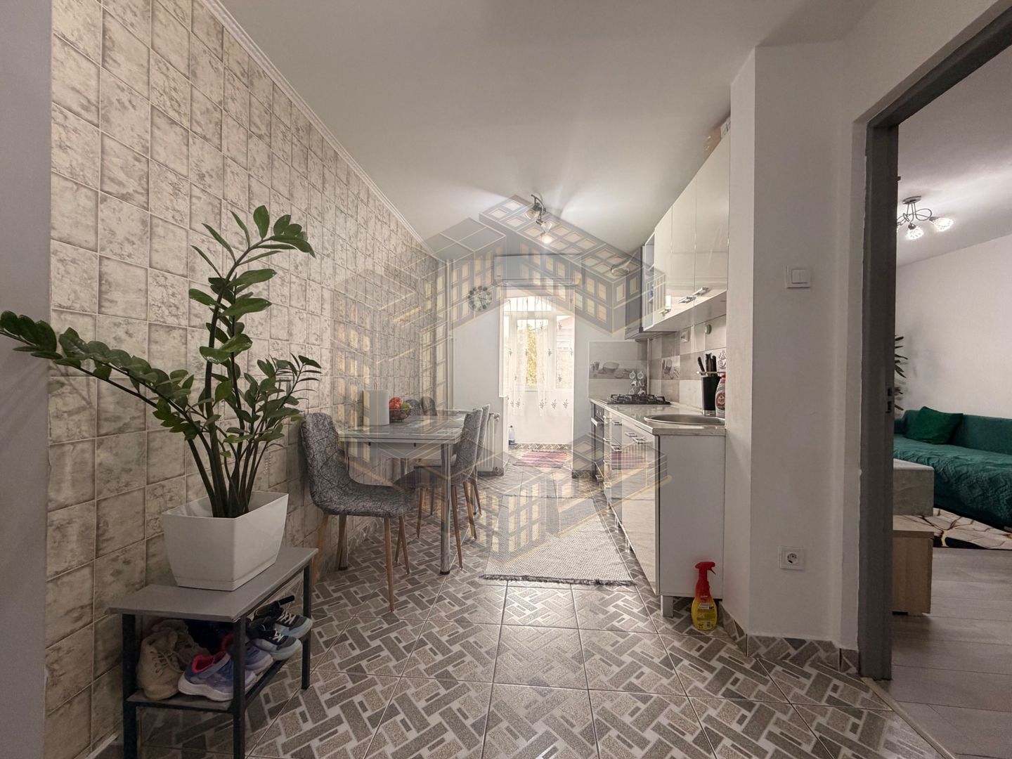 Apartament cu 2 camere, decomandat, renovat,de vanzare, zona Lipovei - imaginea 2