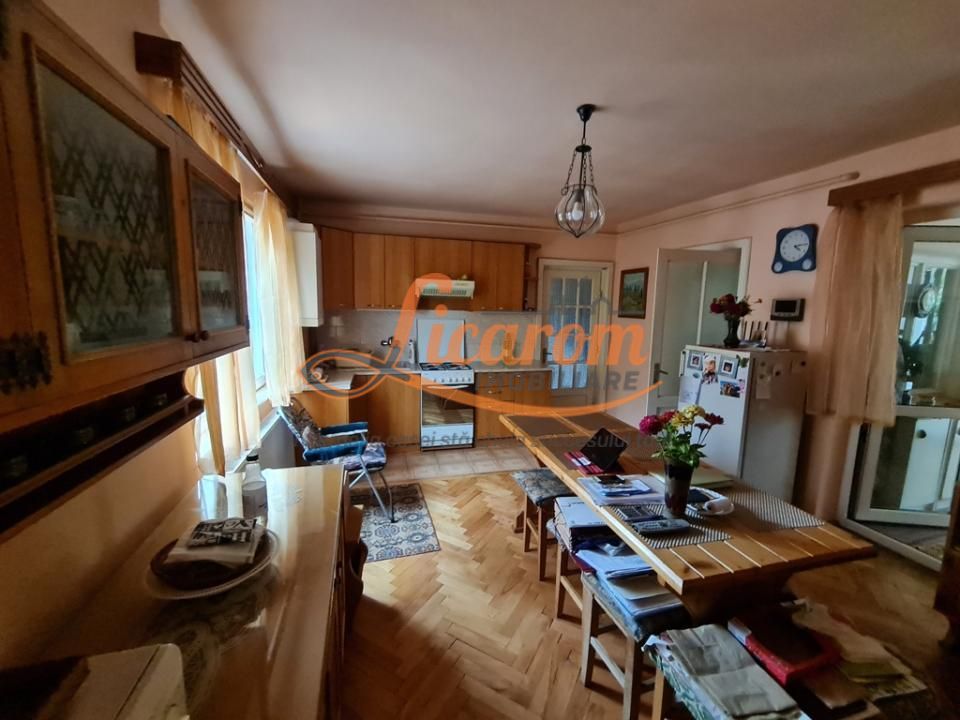 Proprietate individuala-3 apartamente,spatiu comercial,garaje,gradina,curte - imaginea 4