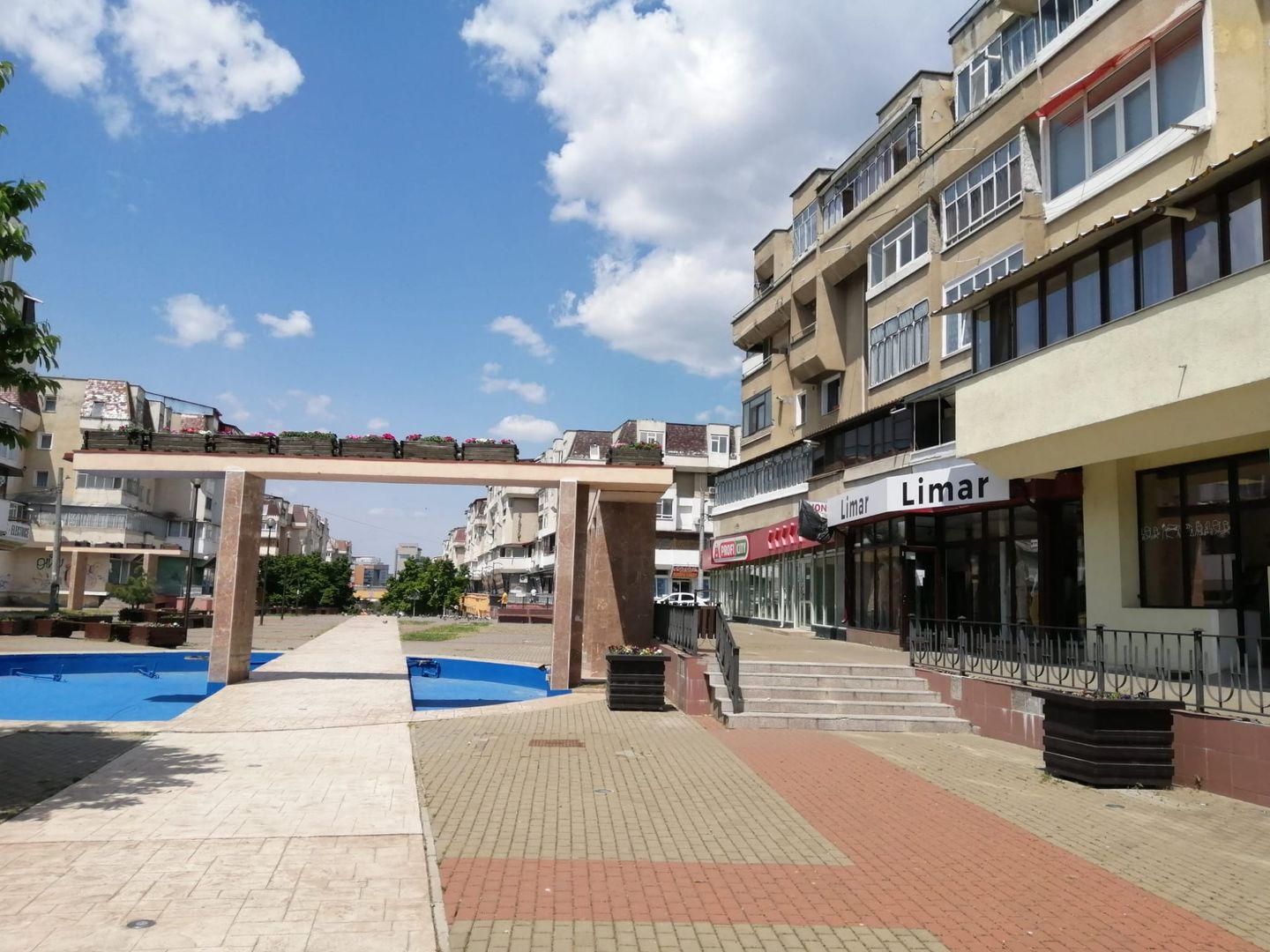 Spațiu comercial 200 mp ultracentral singurul vad pietonal 100% Roman - imaginea 4