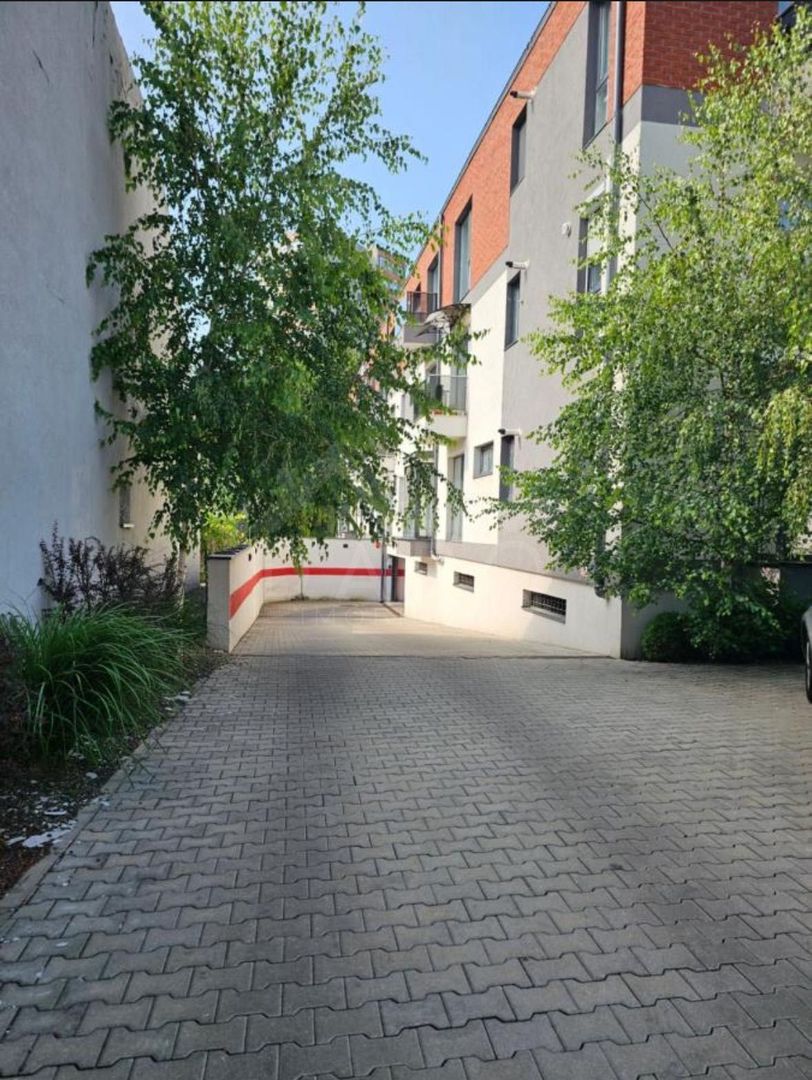 Apartament de închiriat cu un mic spațiu verde ,zona centrală TG Mureș