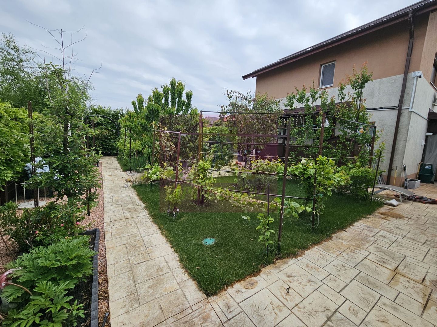 Casă 2019, P+1+pod, renovată, curte amenajată, aproape de pădure