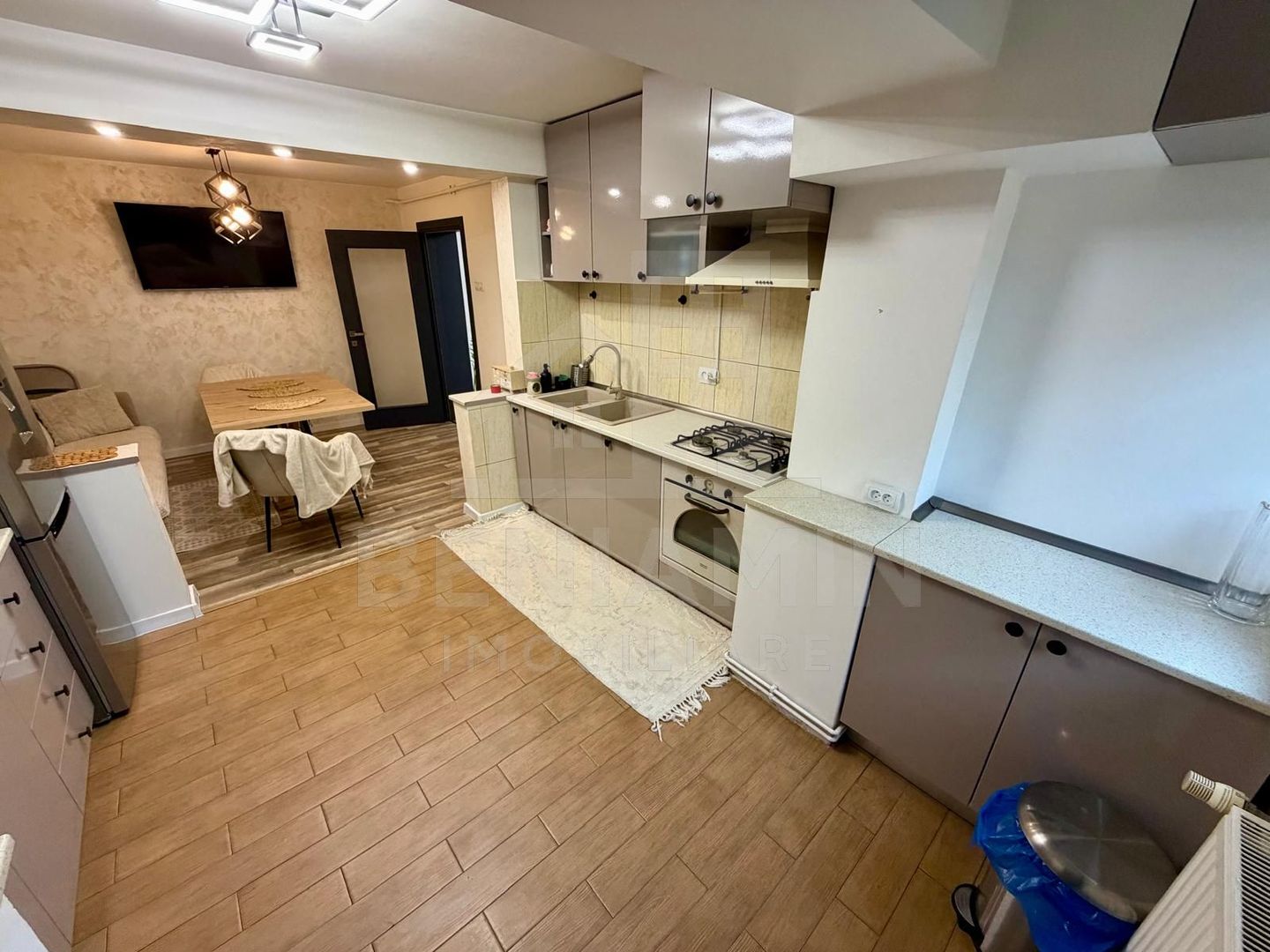 3 camere transformat in 2 - renovat 1 mai etaj 2 cu 2 bai - centrala - imaginea 8