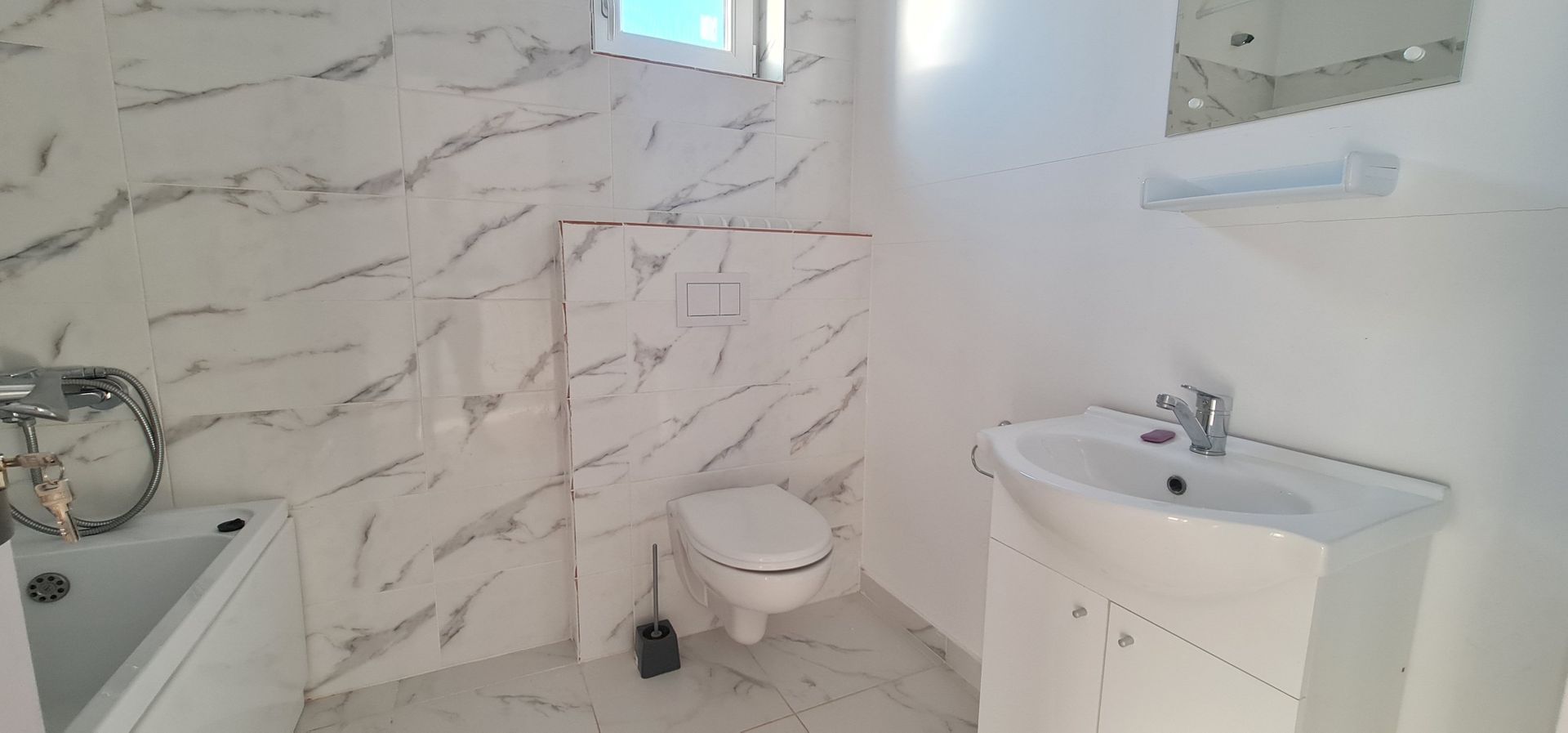 De inchiriat casa 4 camere bucatarie mobilata utilata Izvor - imaginea 4