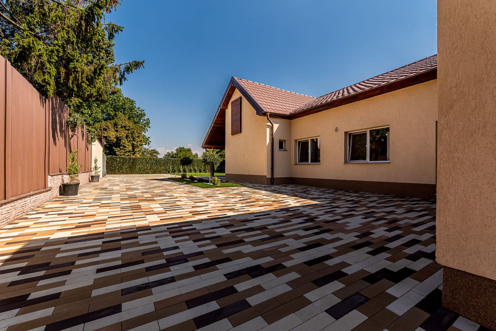 Imagine 2 - Casă gata de mutat în Aradul Nou, renovată complet (2026)