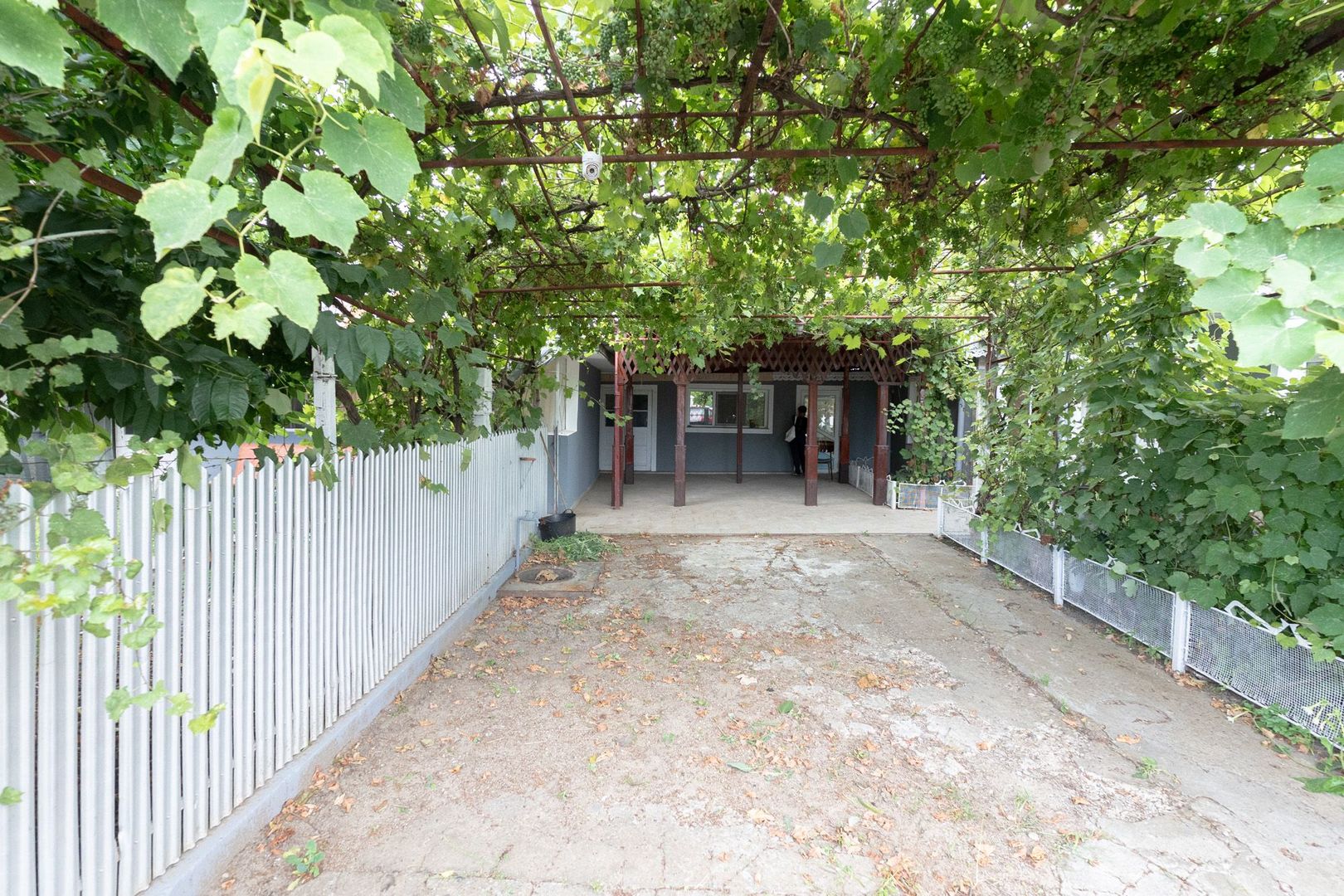 Casă cu 5 camere, complet renovată cu teren 920 mp în Tecuci - imaginea 6