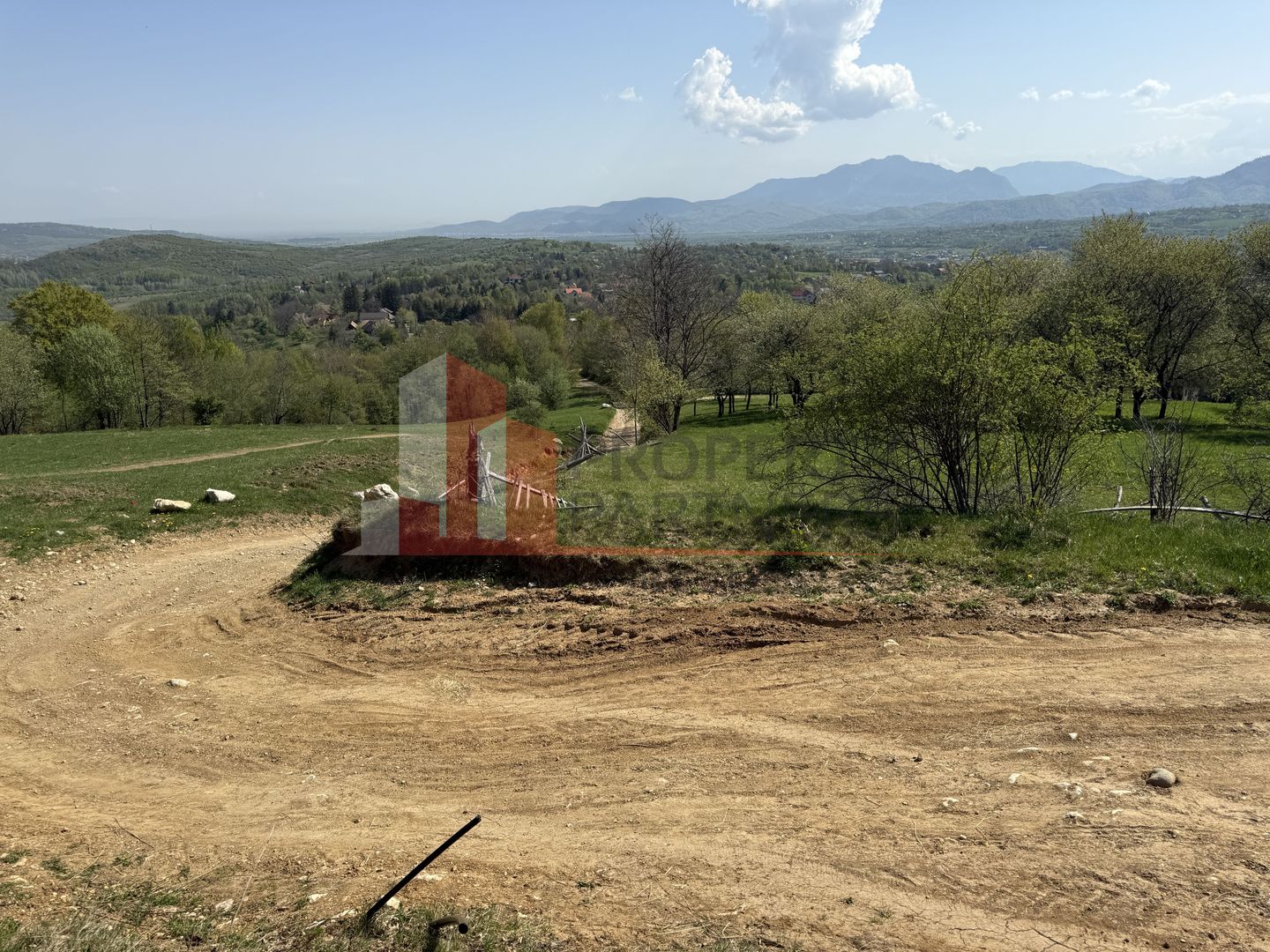 Terenuri Bran - Predelut  Priveliște către Bucegi și Postăvaru - imaginea 4