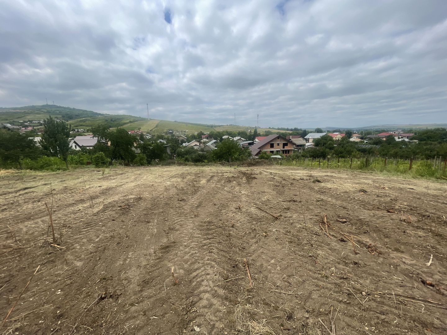 Iasi - Tomesti 3600mp intravilan intre case zona linistita + utilități - imaginea 4
