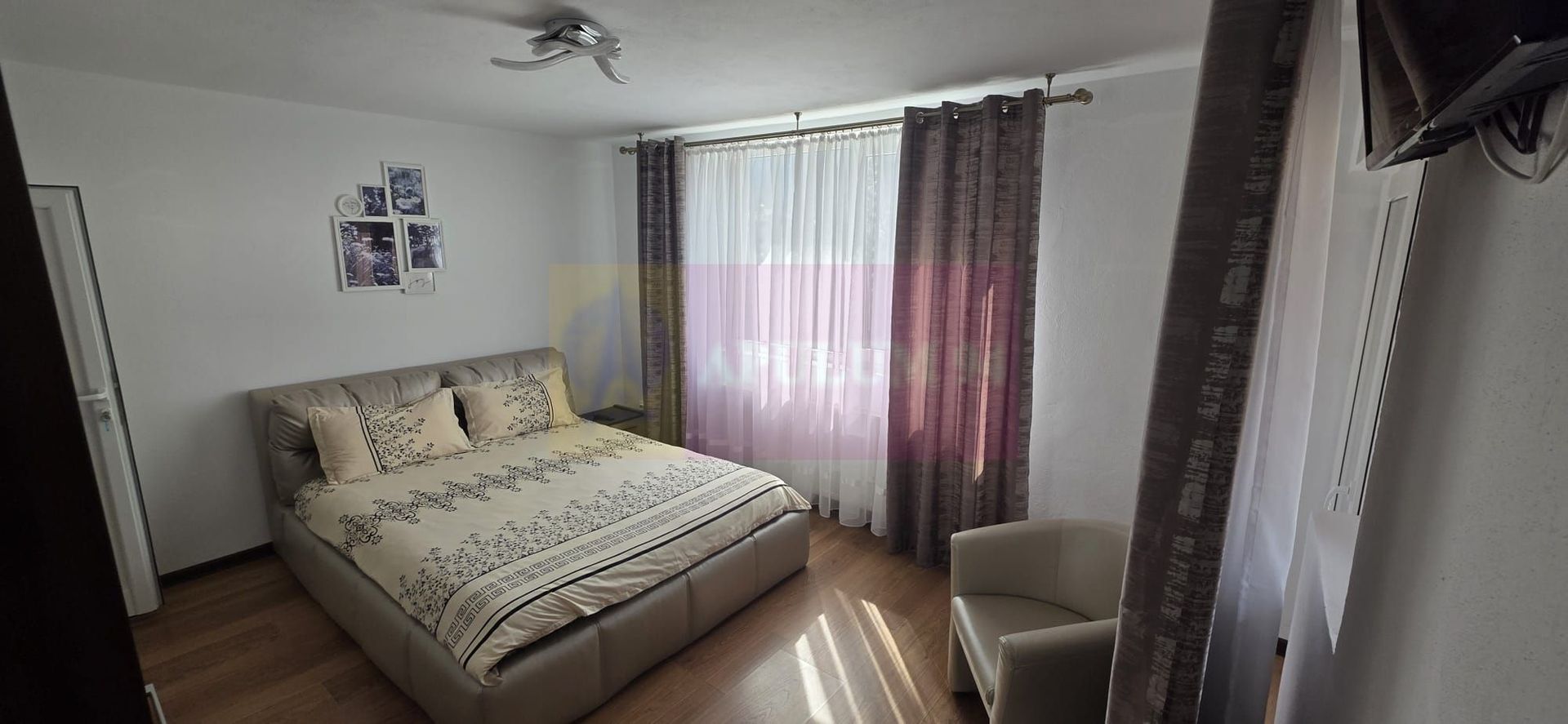 Vila de vânzare cu 8 camere și garj in Busteni