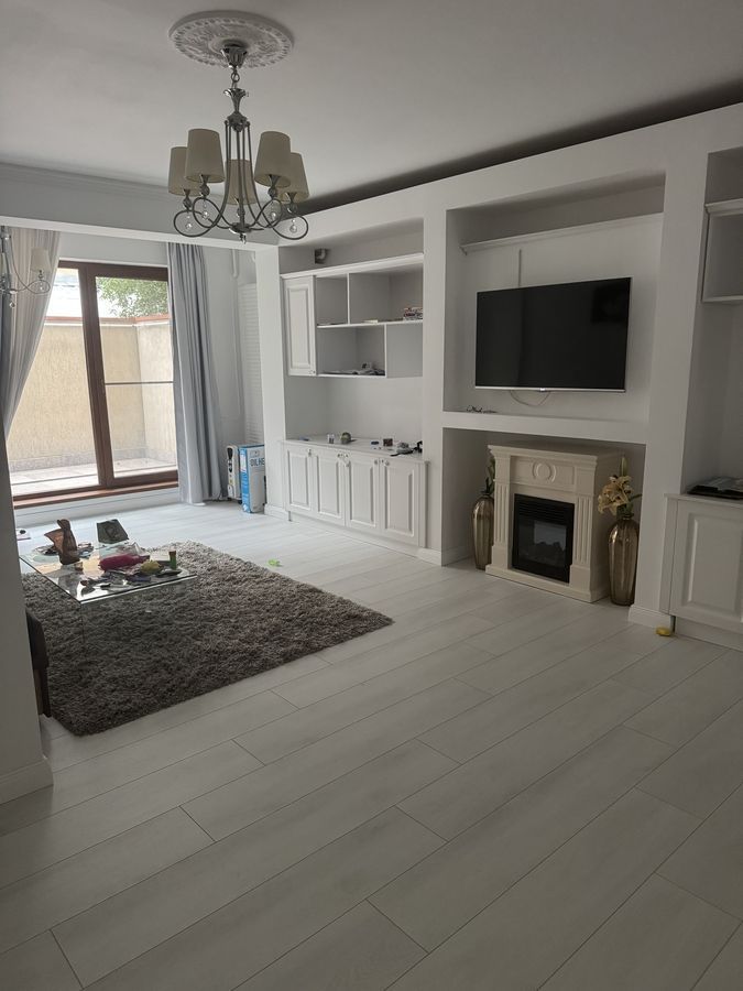 Vand apartament 3 camere in zona Aviatiei (parcare inclusa).