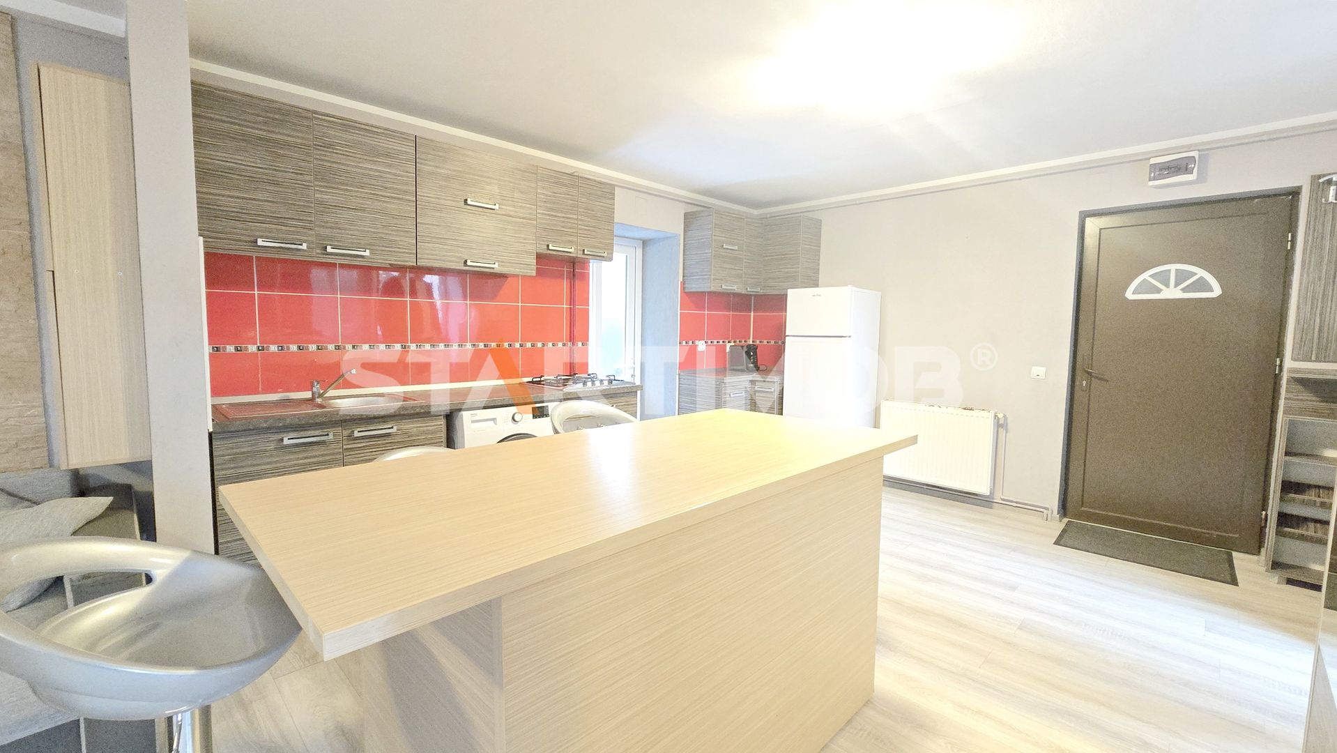 Apartament cu  trei camere la casa