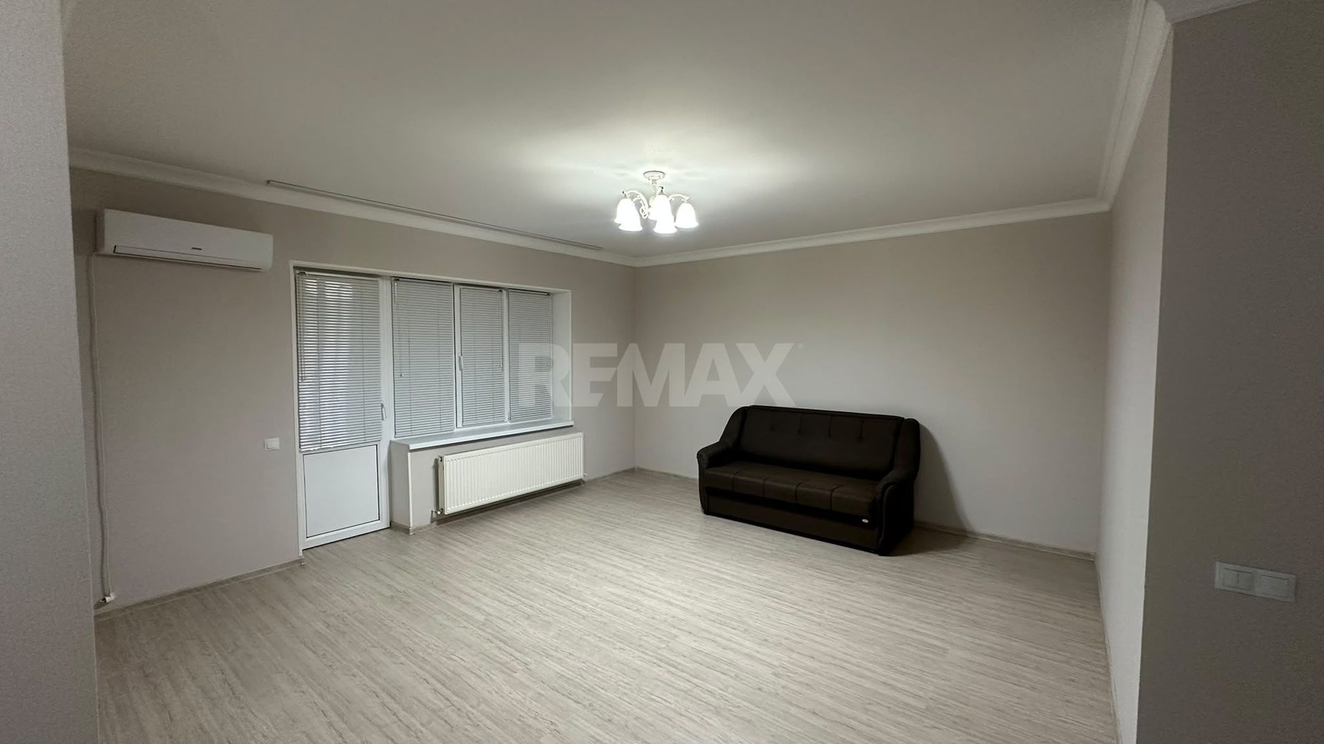 De vinzare Apartament 2 camere si balcon + living cu logie - imaginea 24