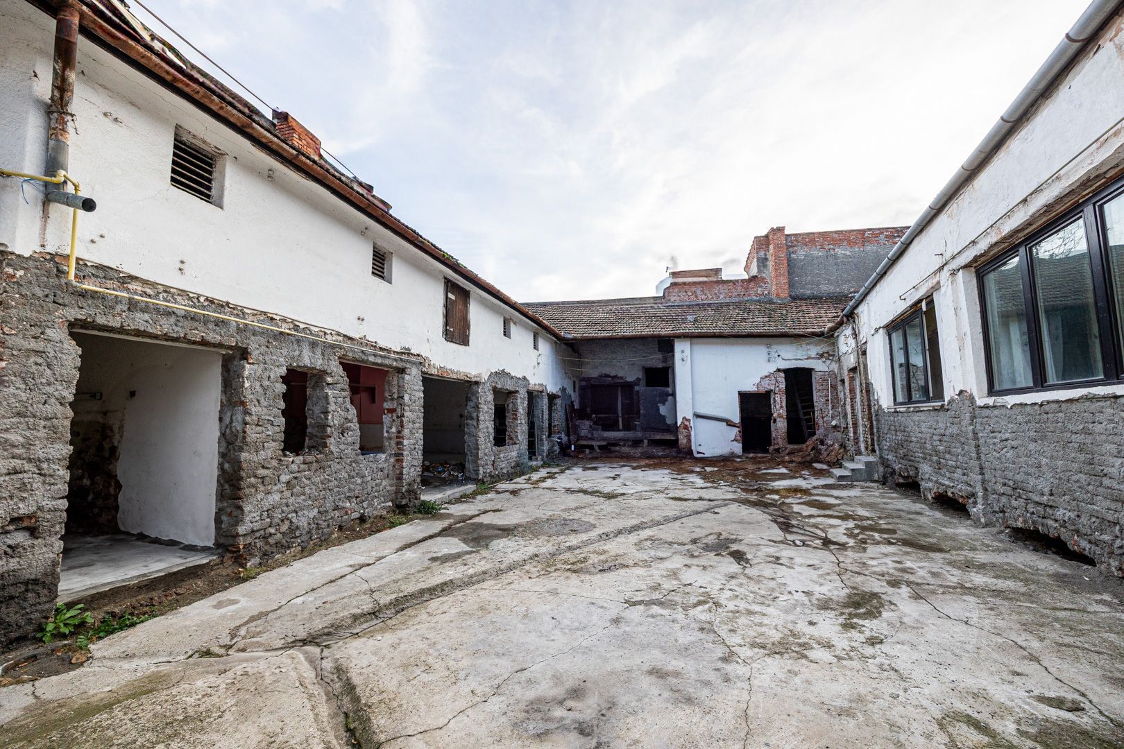 Proiect de clinică sau birouri în centru – casă cu demisol, de renovat