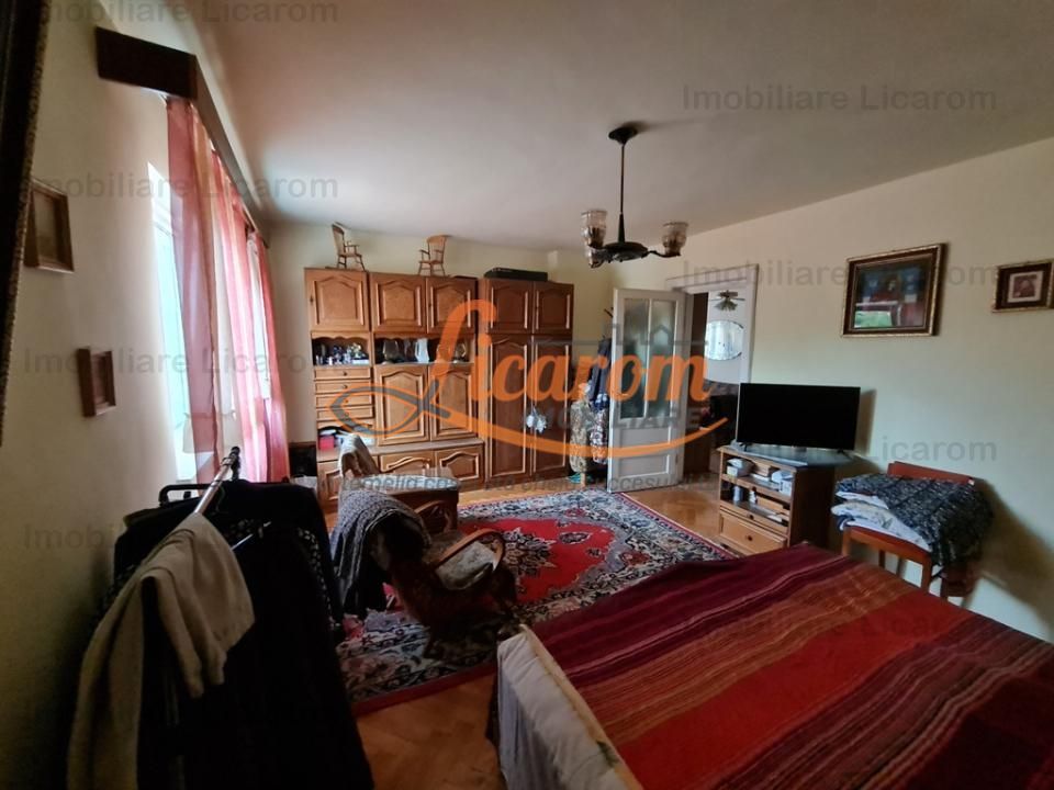 Proprietate individuala-3 apartamente,spatiu comercial,garaje,gradina,curte - imaginea 9