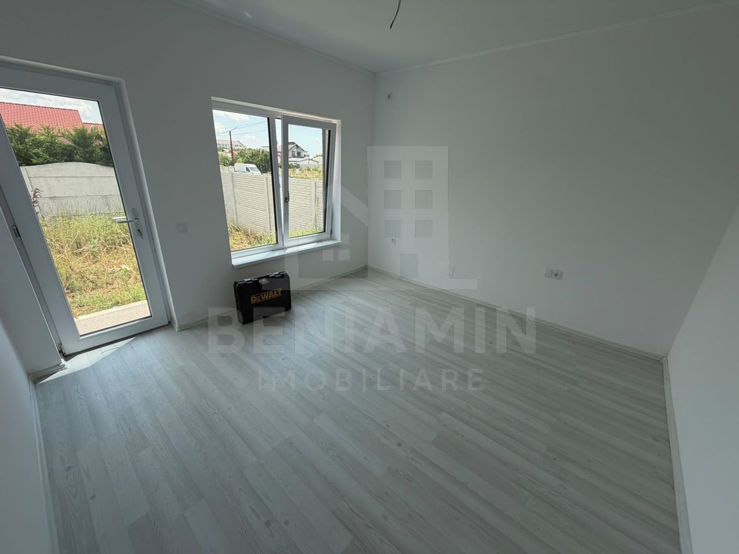 Casa-3 Dormitore-3 bai-Teren 300mp-Damila str Ficusului-La cheie - imaginea 5