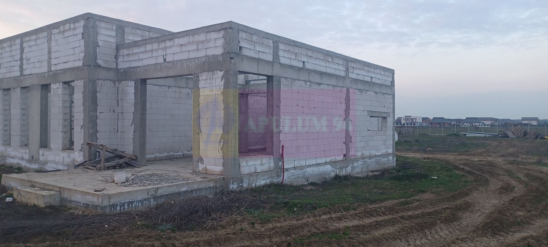Săbăreni, casă la rosu 116 mp utili, curte 607 mp