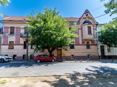 Apartament cu 4 camere si terasa si curte proprie, langa primarie