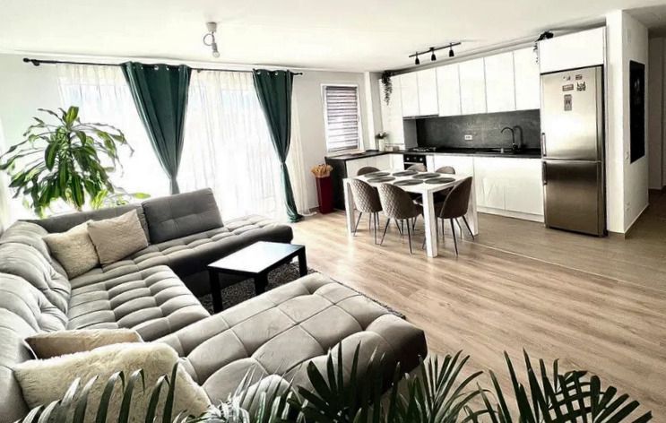 Un apartament în care priveliștea către Tâmpa face parte din experiența de zi cu - imaginea 4