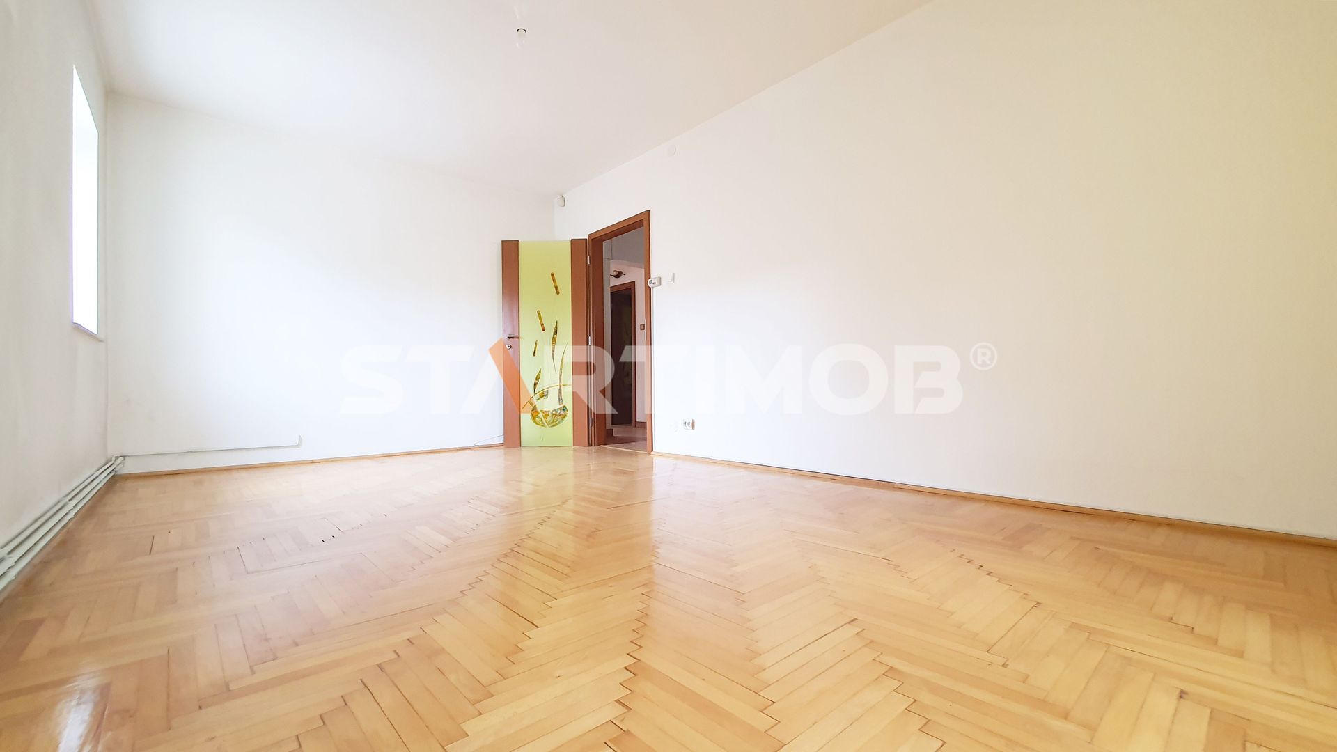 Apartament 3 camere  cu boxa si parcare