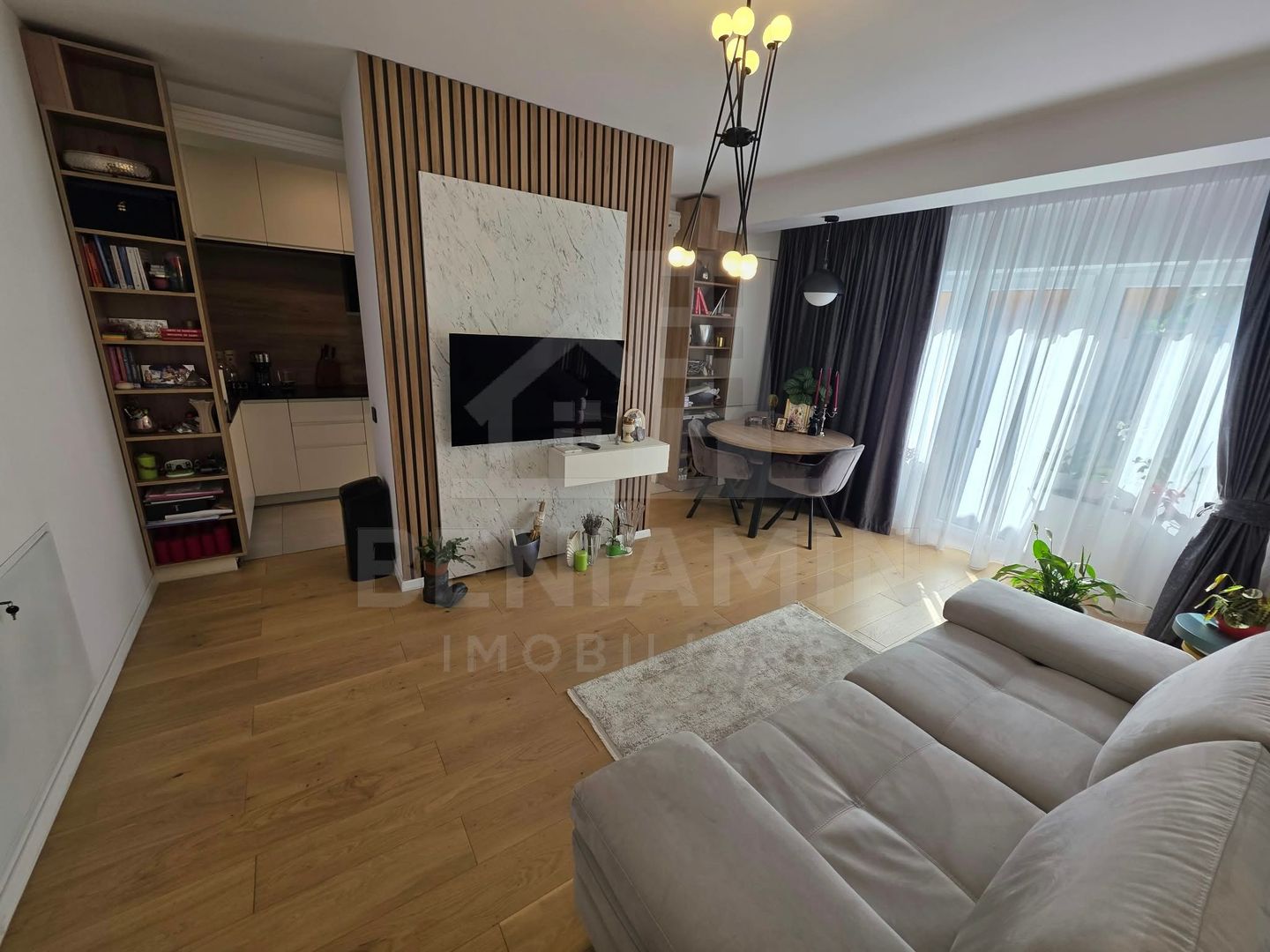 Apartament Superb 3 Camere- Ultracentral- Curte Privată 27mp-Parcare - imaginea 2