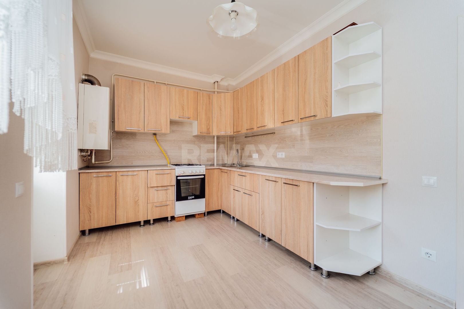 De vinzare Apartament 2 camere si balcon + living cu logie - imaginea 12