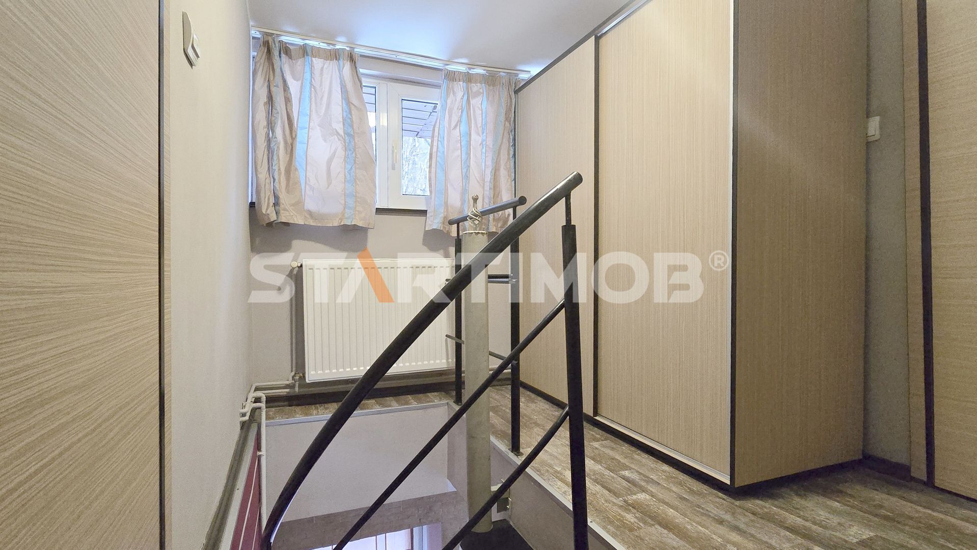 Apartament cu  trei camere la casa