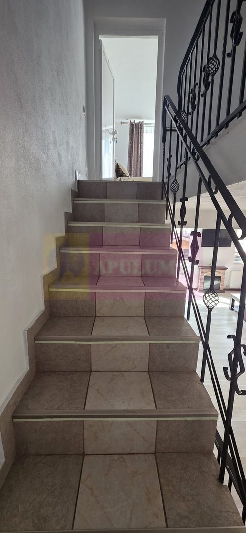 Vila de vânzare cu 8 camere și garj in Busteni