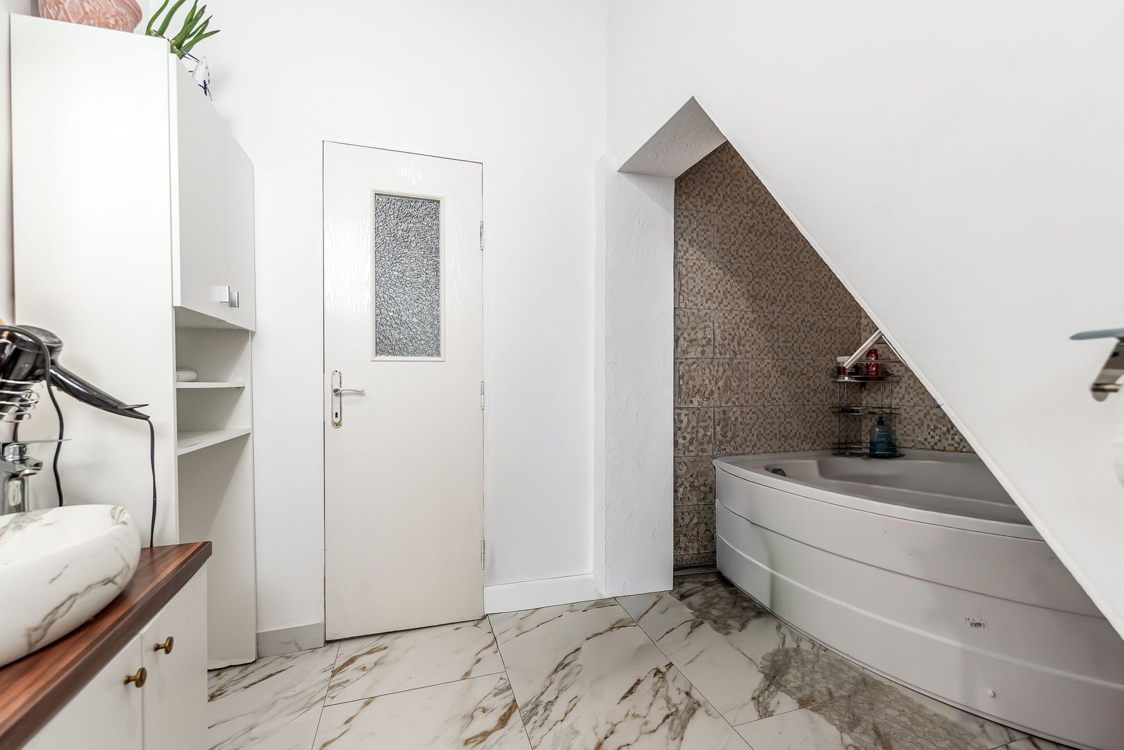 Imagine 10 - Centrul orașului, spațiu generos 2 camere, str O. Goga.
