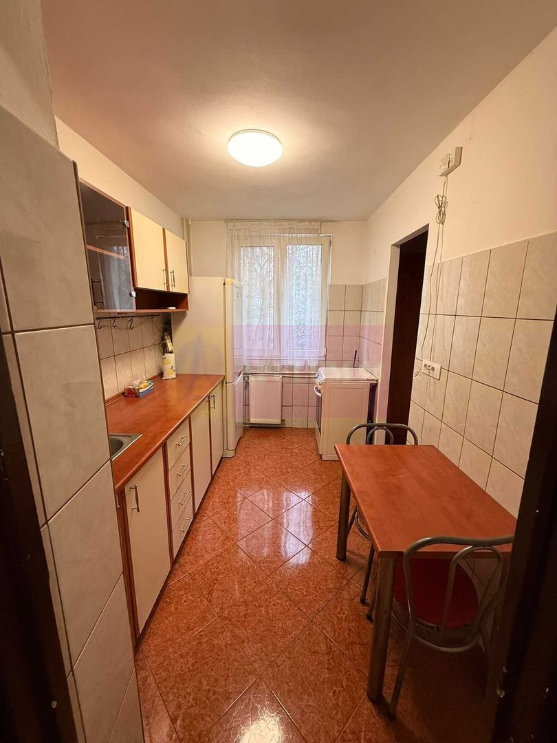 Apartament 3 camere, etaj 1/4, în Drumul Taberei