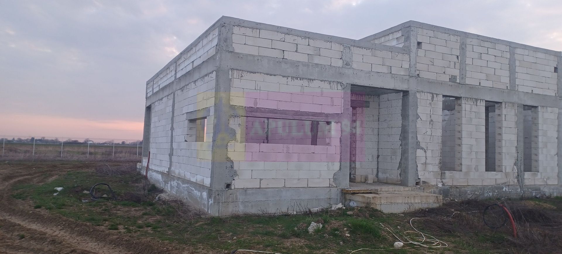 Săbăreni, casă la rosu 116 mp utili, curte 607 mp