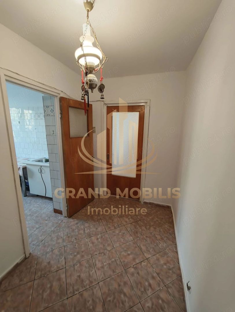 Apartament 3 camere semidecomandat - imaginea 4