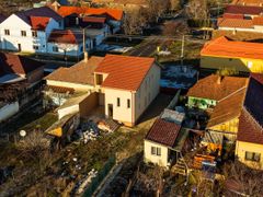 Casă nouă cu etaj semifinalizată, zonă liniștită în Aradul Nou