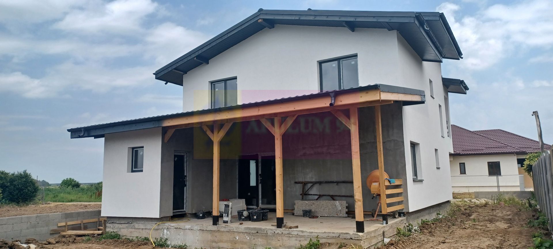 Săbăreni, casă parter + etaj, 5 camere, 3 bai, terasă acoperită, CT