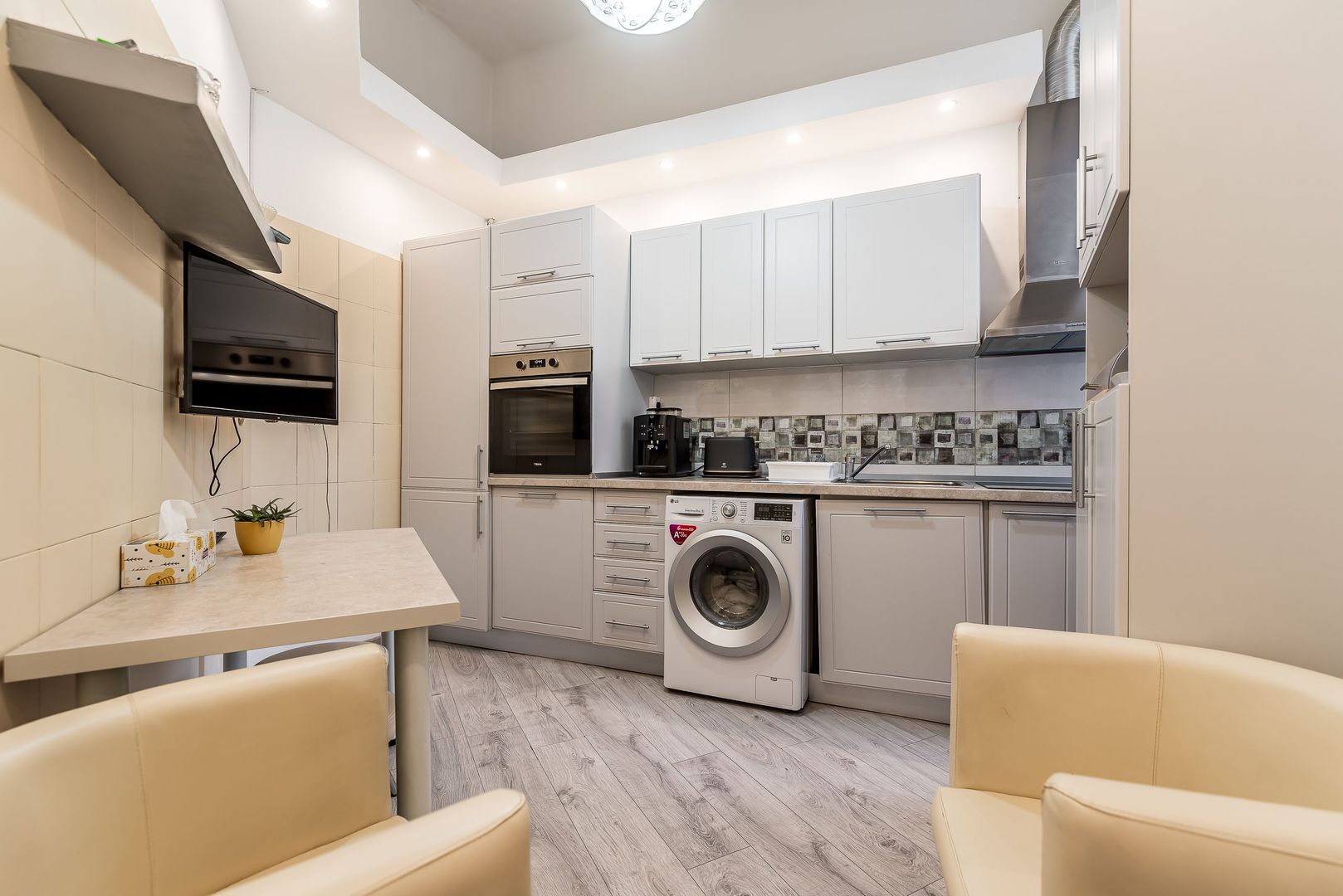 Imagine 3 - Apartament ultracentral cu 4 camere decomandat, etaj intermediar
