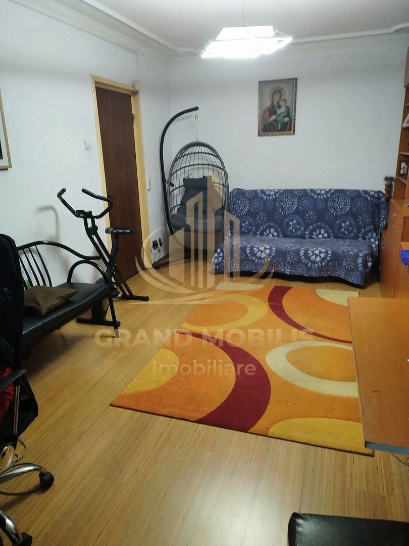 Apartament 3 camere cu parcare chiar lângă scara blocului