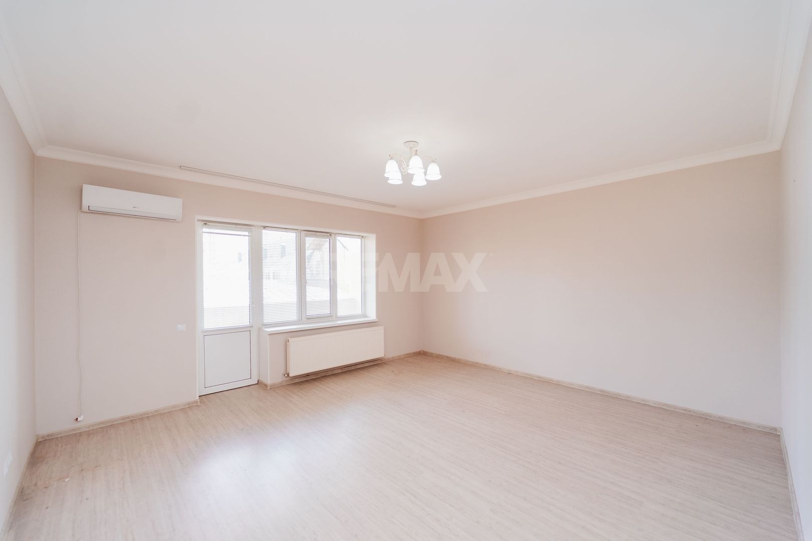 De vinzare Apartament 2 camere si balcon + living cu logie - imaginea 2
