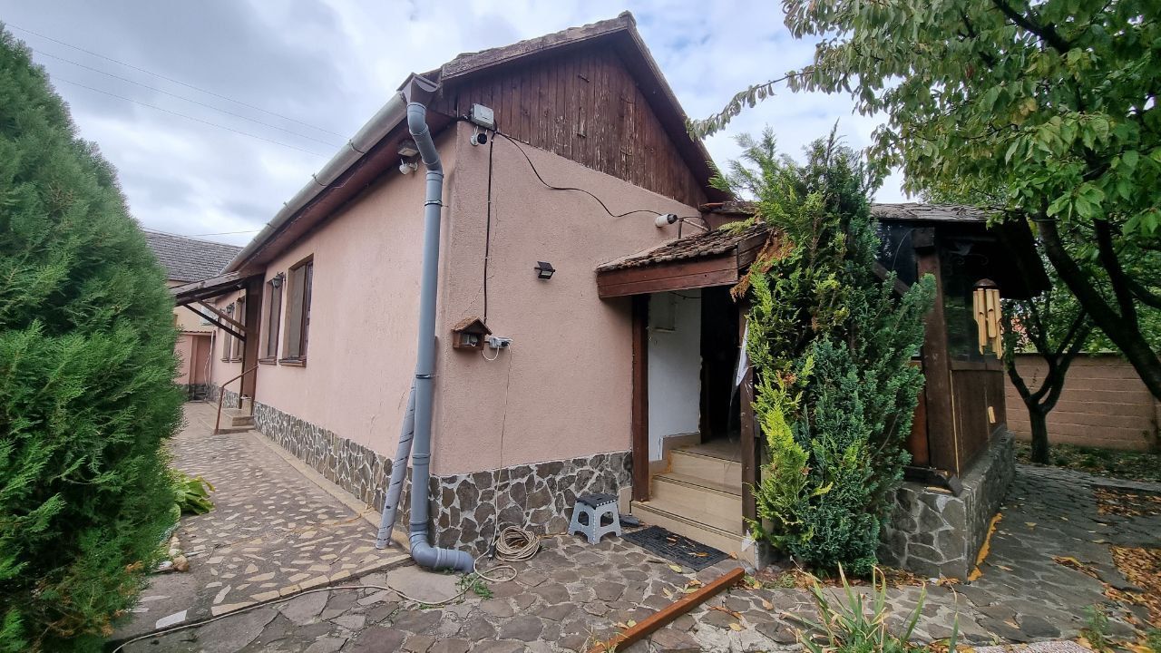 Imagine 1 - Casă cu 3 camere, anexă și teren de 901 mp – Pecica, zonă centrală