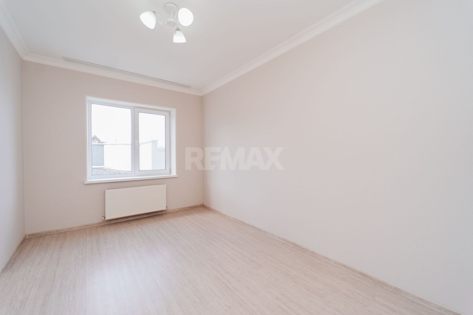 De vinzare Apartament 2 camere si balcon + living cu logie - imaginea 9
