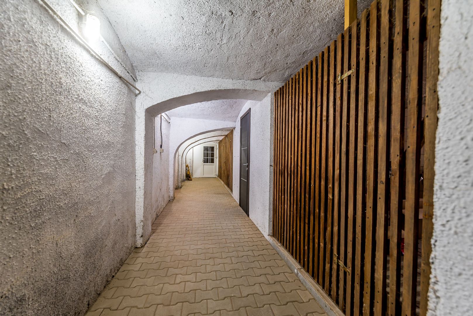 Imagine 13 - Apartament cu 4 camere si terasa si curte proprie, langa primarie