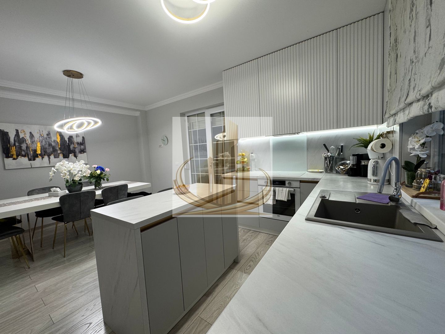 Casa in stil mediteranean, ultrafinisată 5 camere, 3 bai + curte. - imaginea 5
