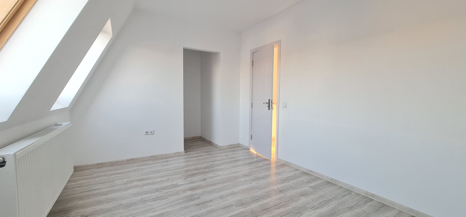 De inchiriat casa 4 camere bucatarie mobilata utilata Izvor - imaginea 3
