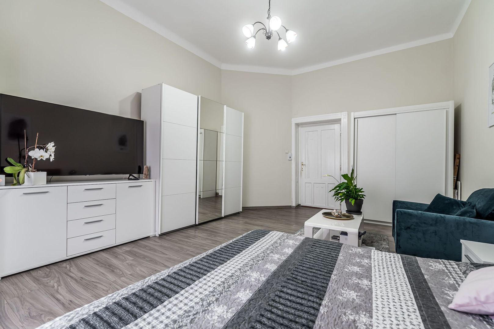 Imagine 5 - Apartament ultracentral cu 4 camere decomandat, etaj intermediar