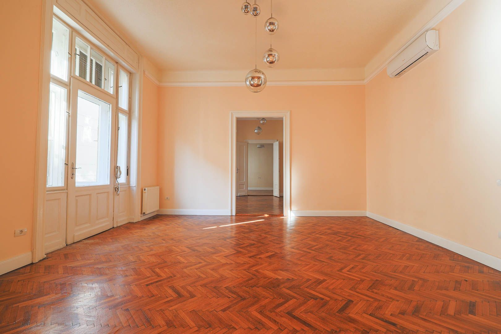 Descoperă eleganța istorică în inima Aradului: apartament de 5 camere
