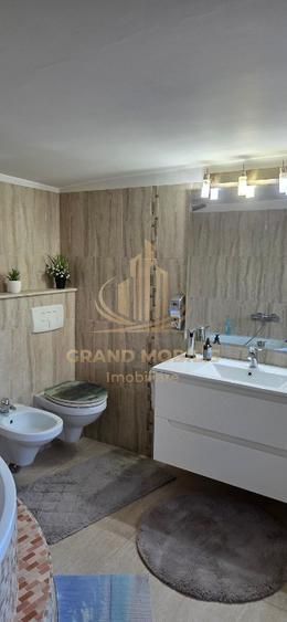 Casă din cărămidă cu spațiu comercial la stradă, garaj și curte - imaginea 4