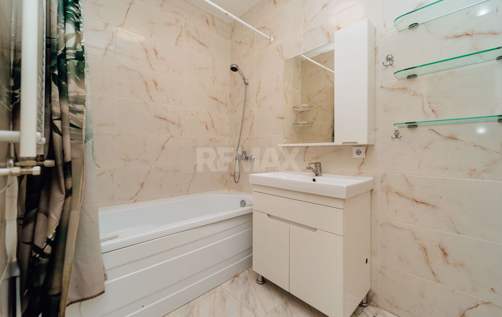 De vinzare Apartament 2 camere si balcon + living cu logie - imaginea 16