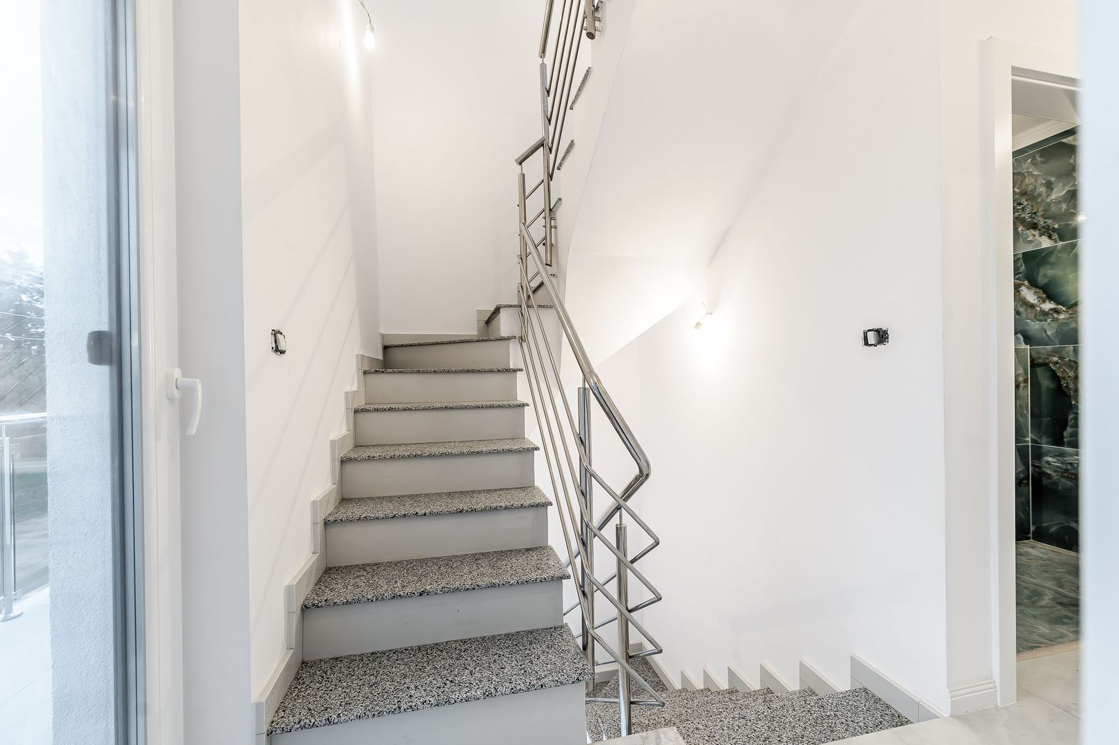 Imagine 9 - Casă nouă 2025 cu terasă rooftop – 5 camere, design modern, în Gai