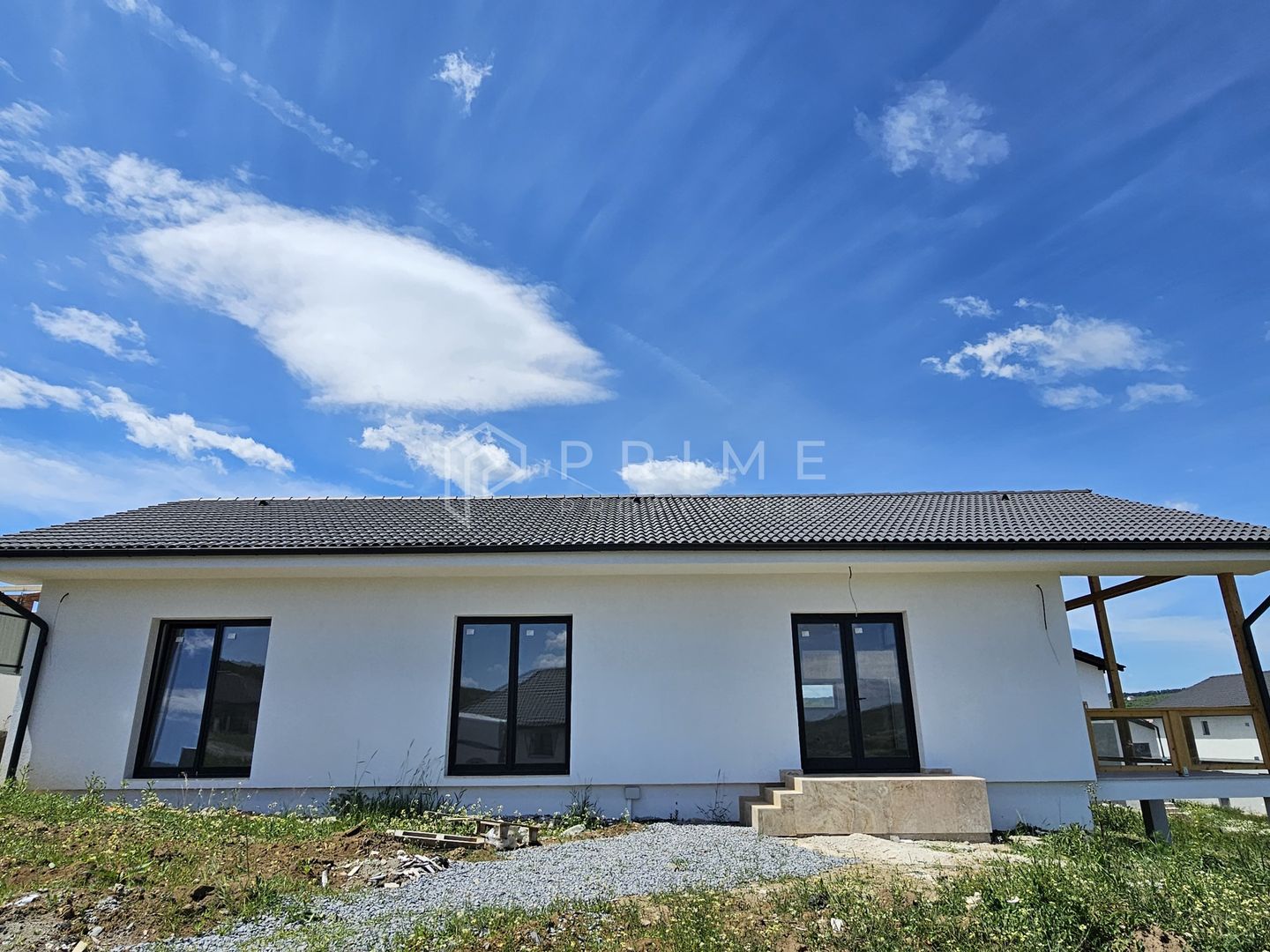 Vilă chalet modern cu perete panoramic de sticlă - Livezeni, Mureș - imaginea 3