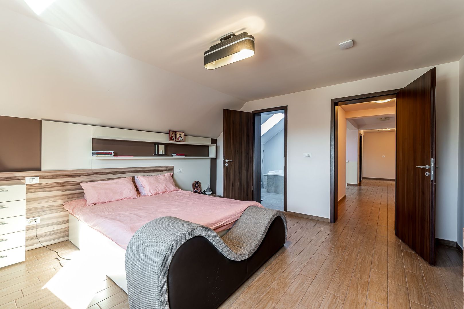 Imagine 10 - Casă cu5 camere, teren 720 mp, fotovoltaice 13 kW, Aradul Nou